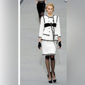CHANEL White and Black Tweed Suit Wanted to purchase! FR38 or 36.